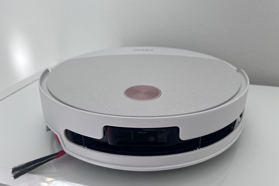YEEDI M16 Infinity robot vacuum reviewed at home